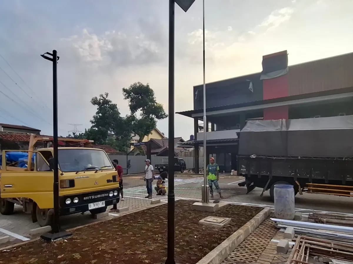 Pemasangan Rambu Lalu Lintas McDonald’s Limo Depok